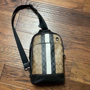 Coach “Graham” in Signature Canvas.